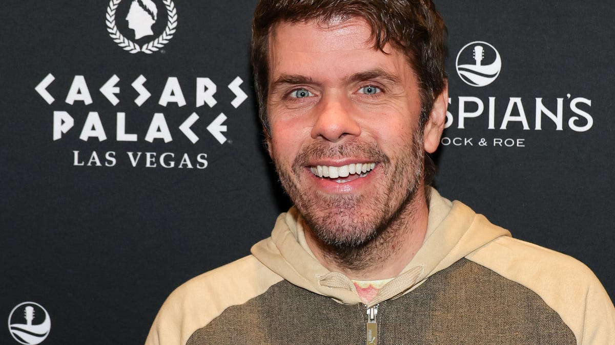 Perez Hilton posts selfies from hospital, says 'I got a story to tell'