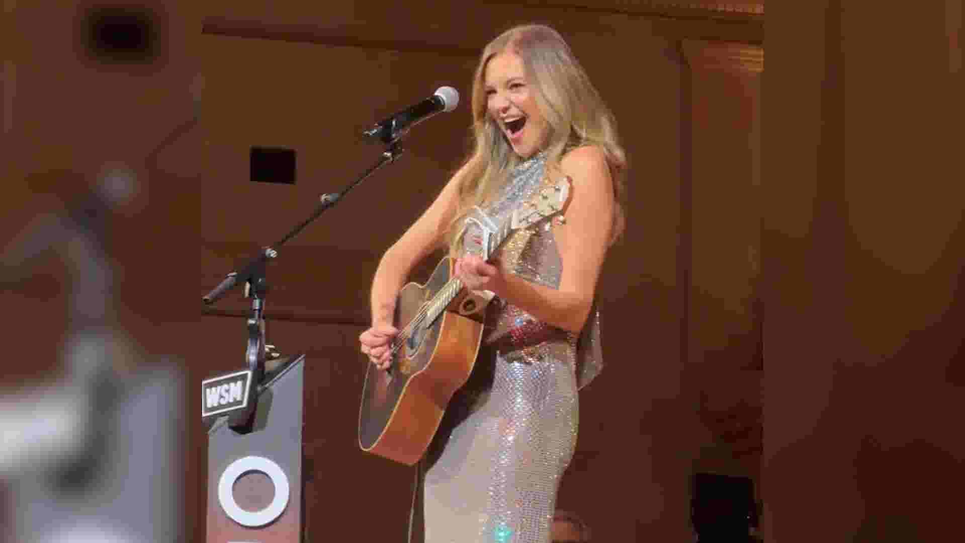 Kelsea Ballerini takes a bite out of the Big Apple, announces NYC move
