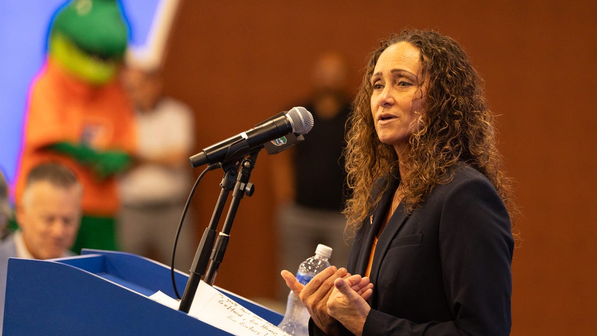 Η εμπειρία των πρωτοσέλιδων προσλήψεων προσωπικού της Tammi Reiss για το γυναικείο μπάσκετ της Φλόριντα