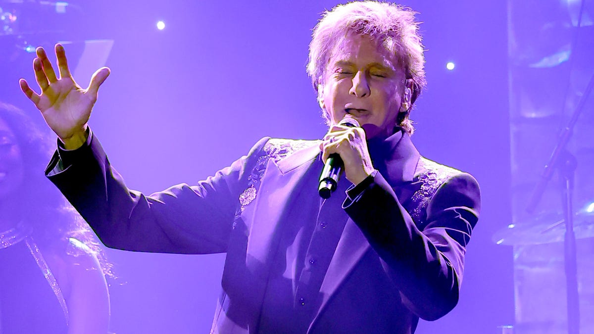 Barry Manilow calls himself 'lucky' amid lung cancer battle