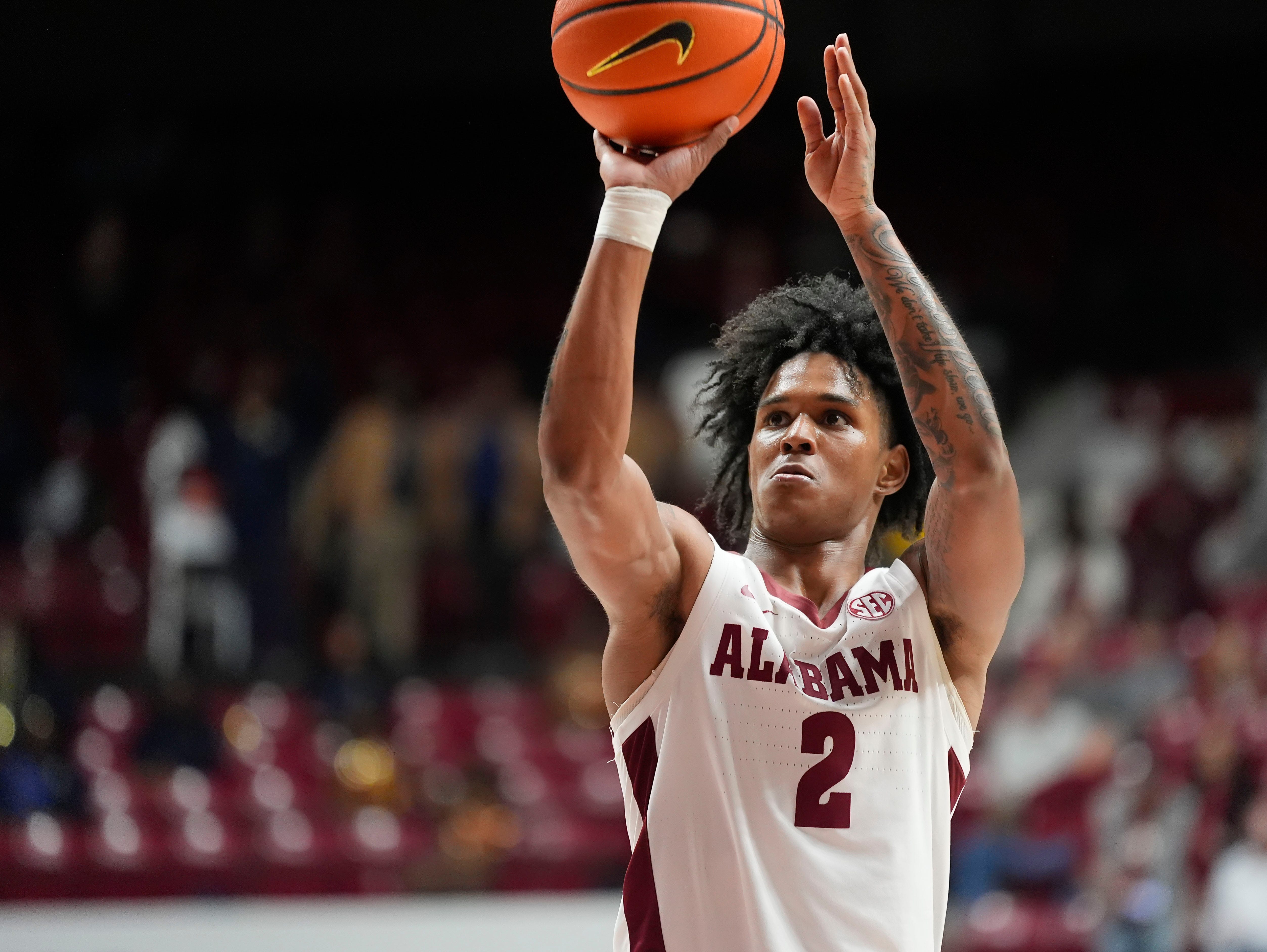 How Alabama basketball player Aden Holloway responded to criminal allegations after police found more than two pounds of marijuana in his residence.