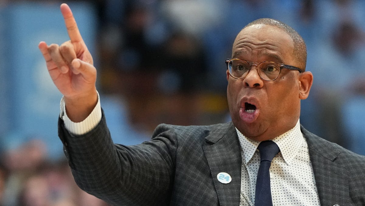 Γιατί απολύθηκε ο Hubert Davis; Η Βόρεια Καρολίνα λέει ότι «πρέπει να προχωρήσει»