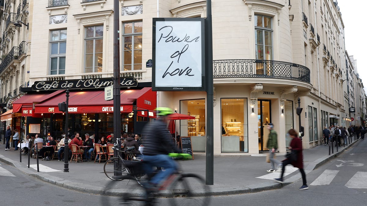C&eacute;line Dion posters spark buzz in Paris: See photos