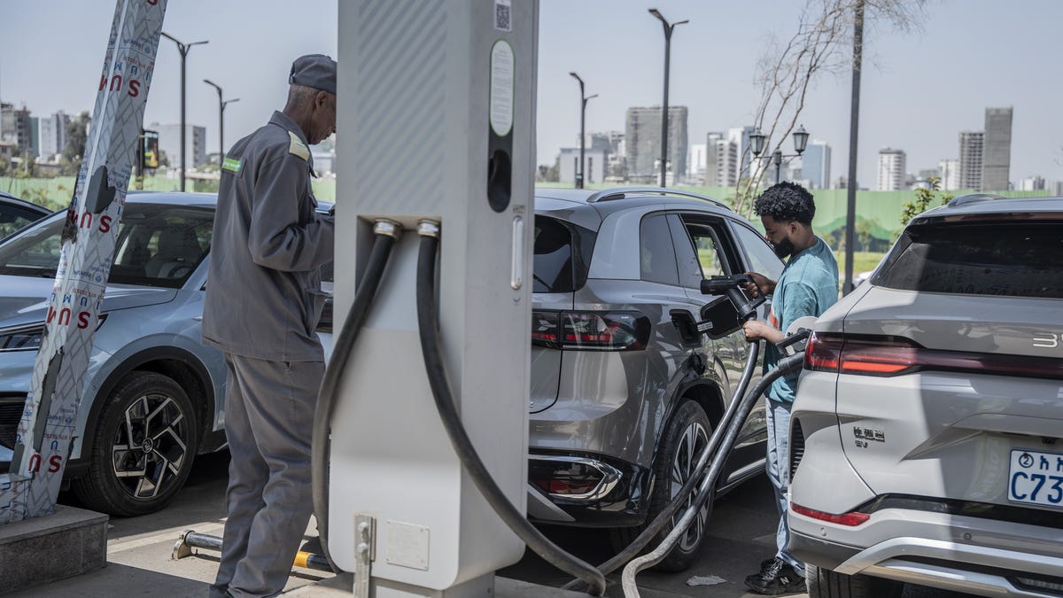 ईरान युद्ध उपभोक्ताओं को जीवाश्म ईंधन से नाता तोड़ने के लिए प्रेरित कर रहा है