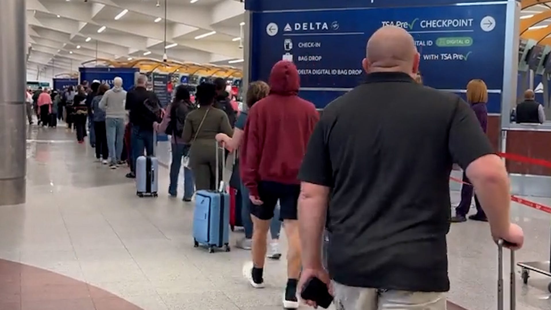 अटलांटा को (फिर से) दुनिया का सबसे व्यस्त हवाई अड्डा नामित किया गया। लेकिन शिकागो को मंजूरी मिल गई