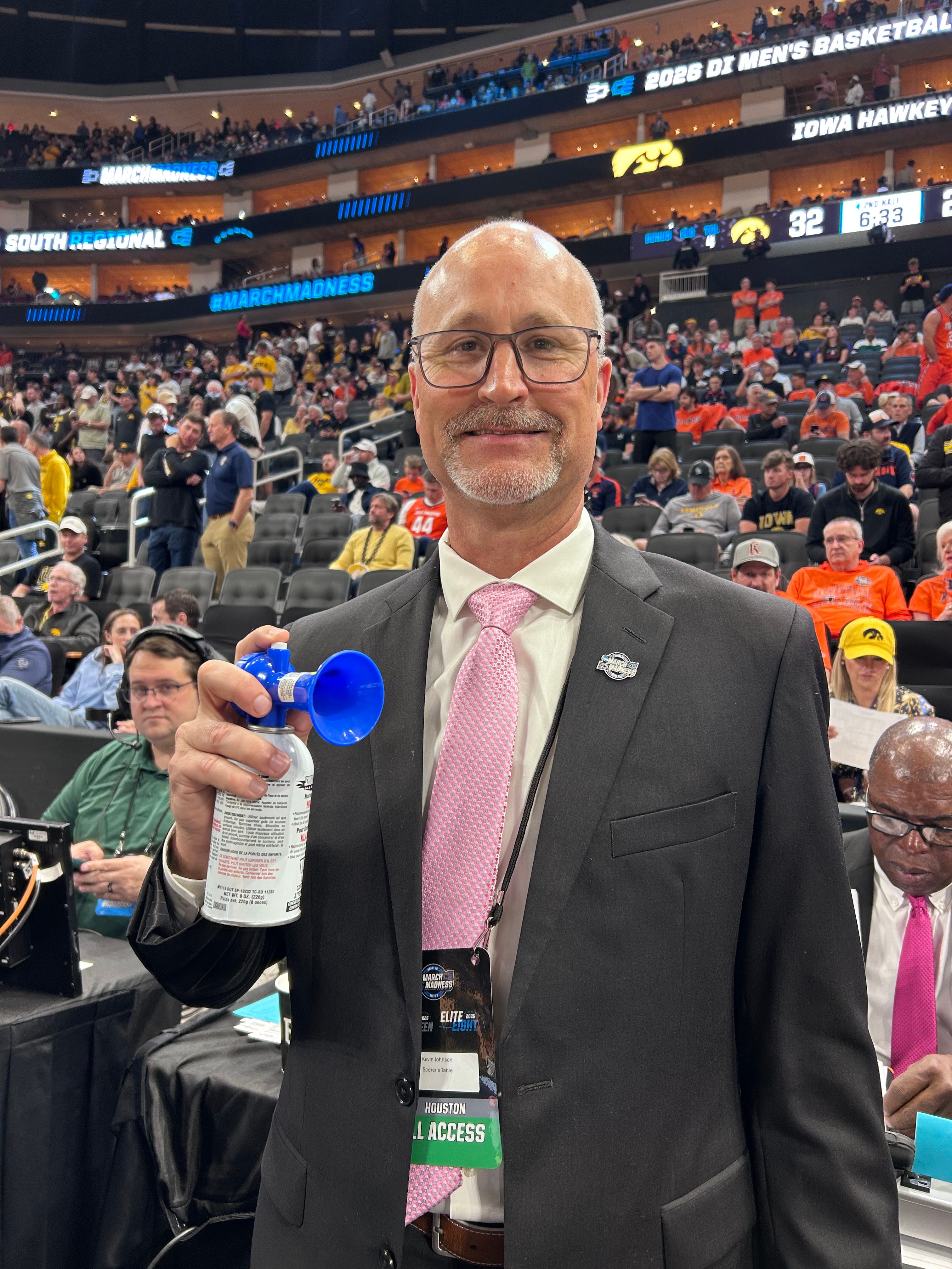 After a buzzer malfunction caused an 11-minute delay during Saturday’s Elite 8 game, officials sitting courtside resorted to an old-fashioned solution