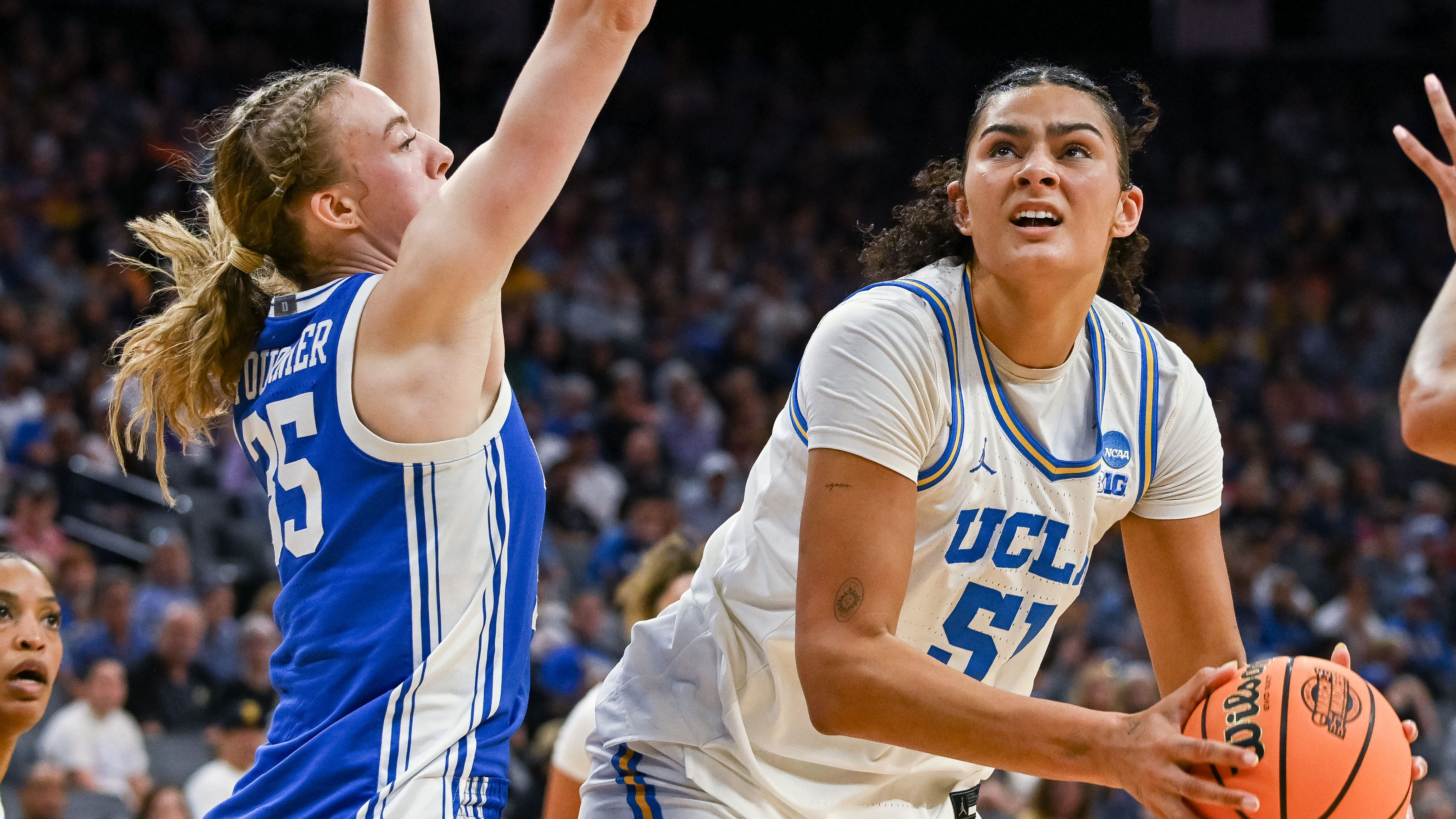 Οι παίκτες του UCLA πρωτοσέλιδα στην περιφερειακή ομάδα του Γυναικείου Τουρνουά NCAA