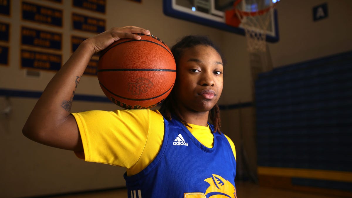 Πρώην νεοσύλλεκτος μπάσκετ γυναικών 5 αστέρων της Αϊόβα που μπαίνει στην πύλη μεταγραφών