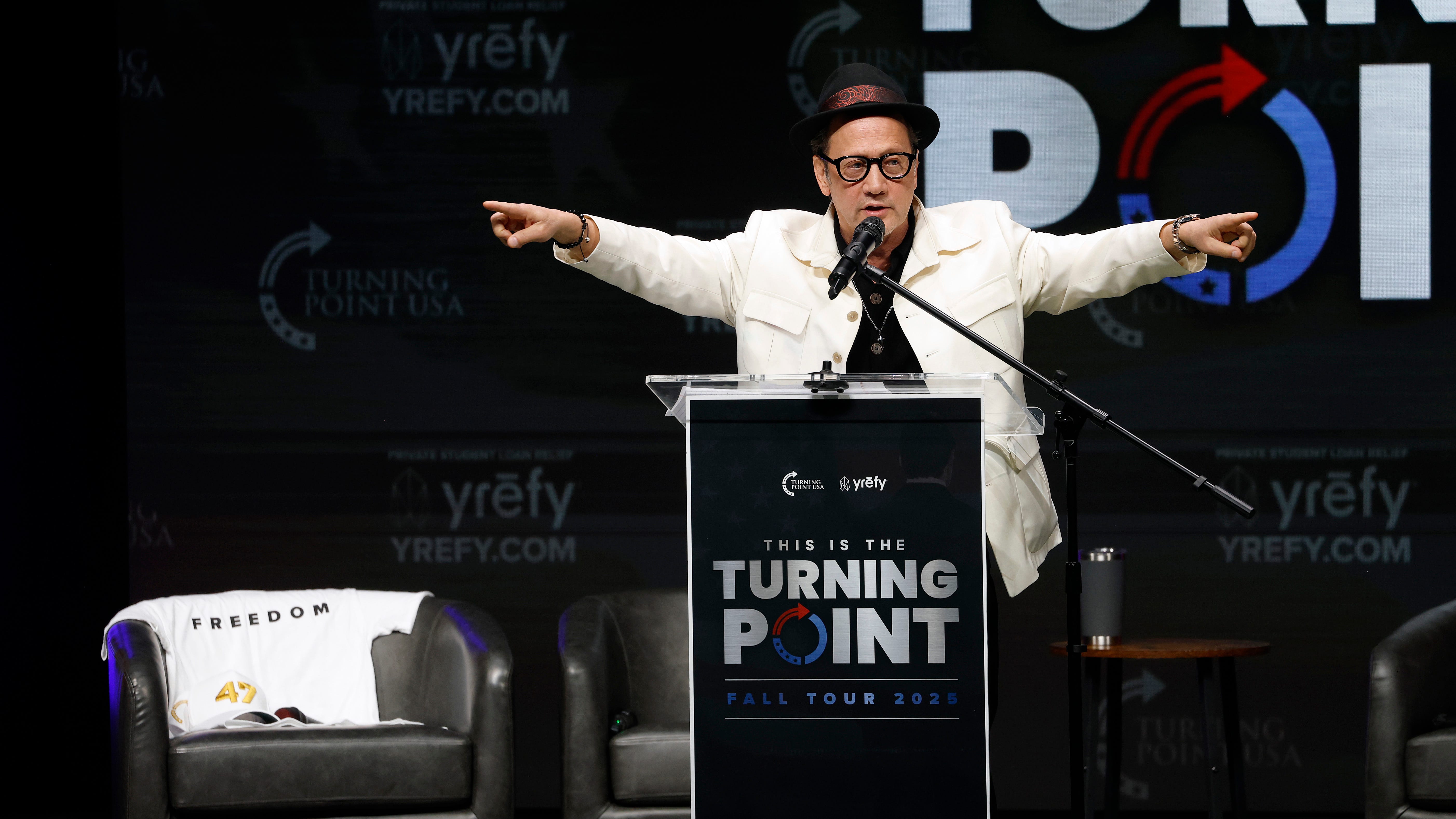 रॉब श्नाइडर ने ईरान के साथ युद्ध के बीच ड्राफ्ट को बहाल करने का आह्वान किया रॉब श्नाइडर ने ईरान के साथ युद्ध के बीच ड्राफ्ट को बहाल करने का आह्वान किया