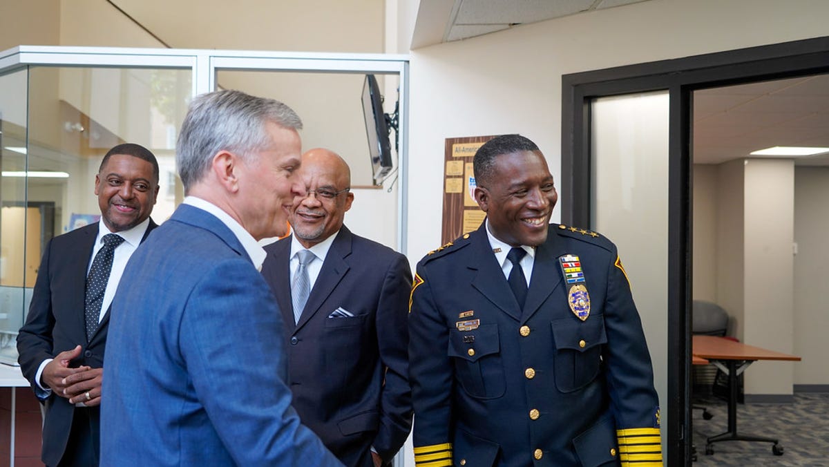 Stein visita Fayetteville para anunciar la expansión de un programa exitoso.