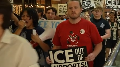 Grupo protesta contra los oficiales de ICE en el aeropuerto de Phoenix Sky Harbor