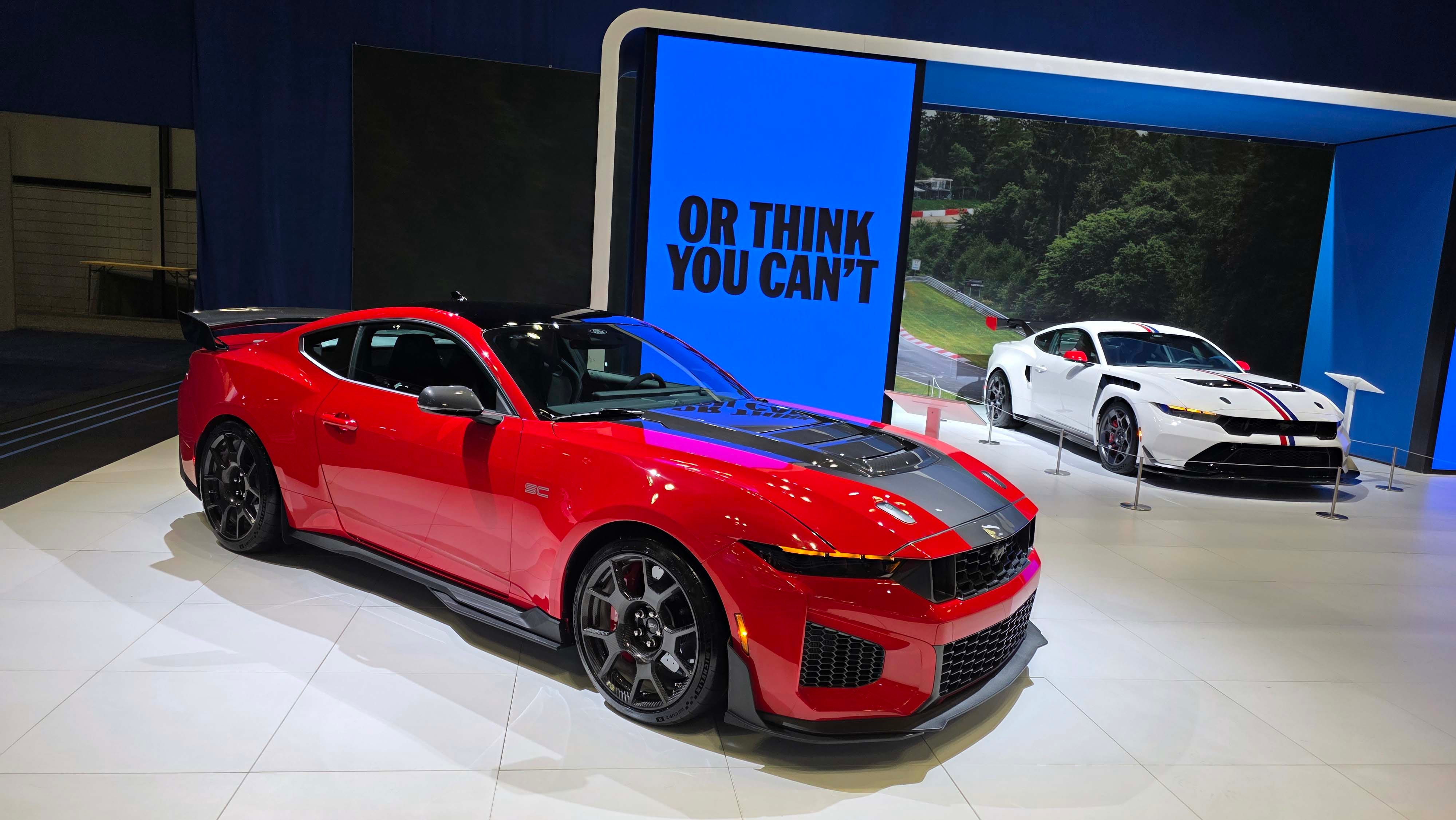 Payne: En Mustang v Vette, la guerra de los muscle car de Detroit arde en el Show de NYC