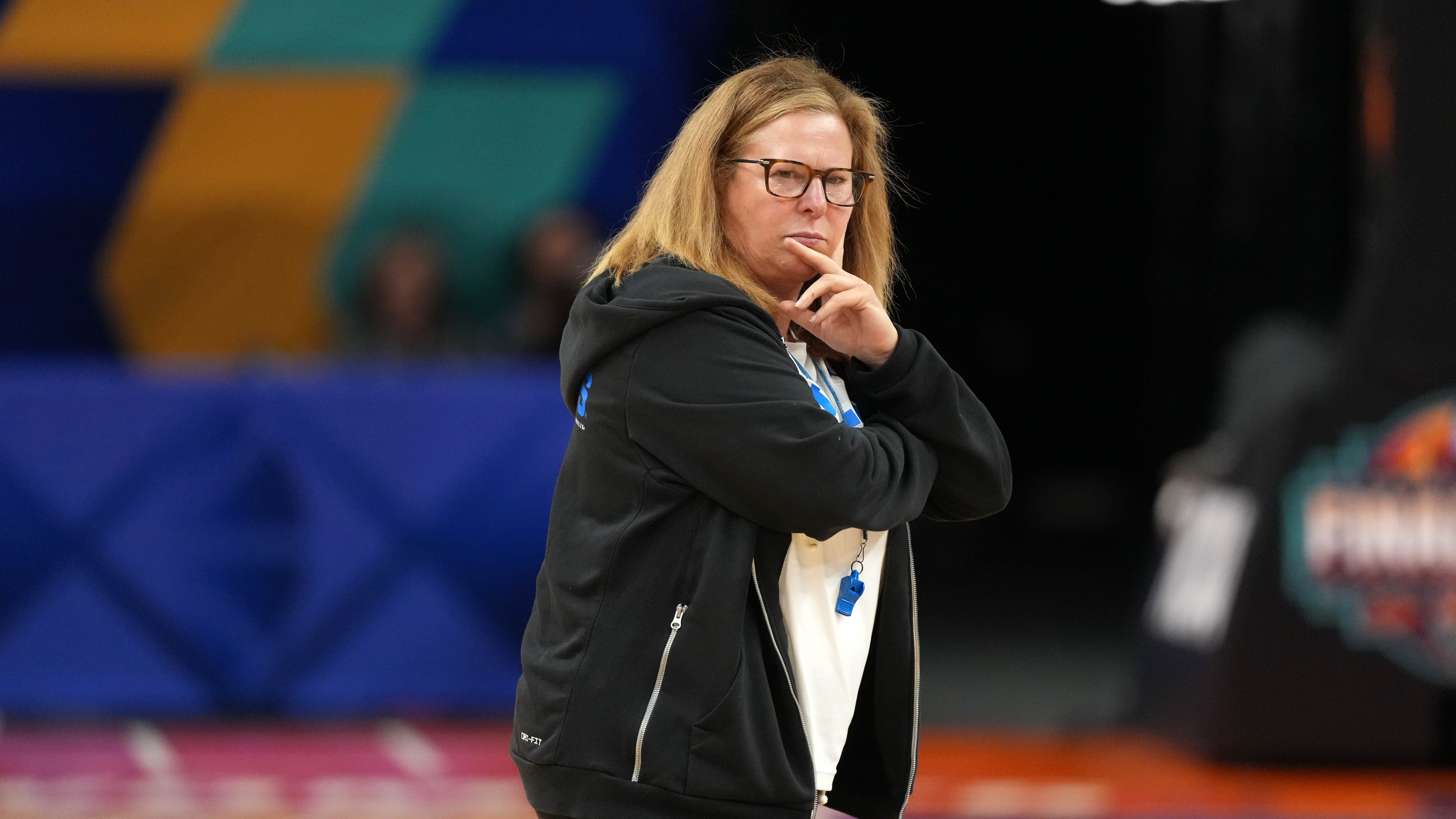 Ο προπονητής μπάσκετ του Τέξας θρηνεί την πύλη μεταγραφών μετά τη μαζική έξοδο από την Πολιτεία της Αϊόβα