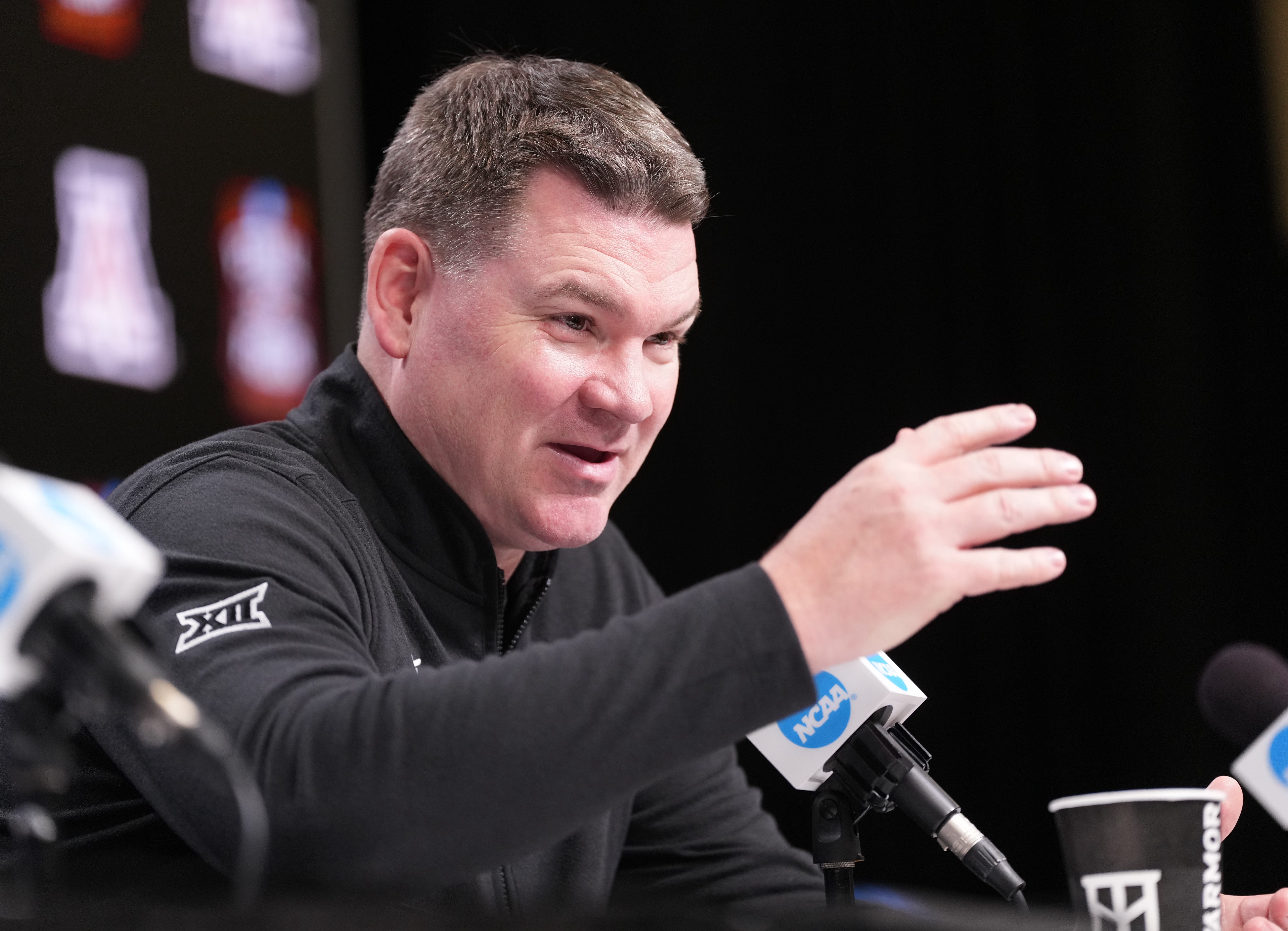 Tommy Lloyd announced he signed a new deal to stay at Arizona, spurring North Carolina after he was reportedly the leading the candidate for the job.