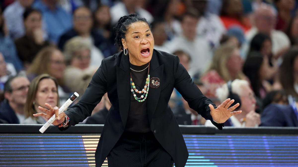 Γιατί η Dawn Staley φοράει κολιέ με χάντρες κατά τη διάρκεια των αγώνων: «Ξέρω τι περνάει»