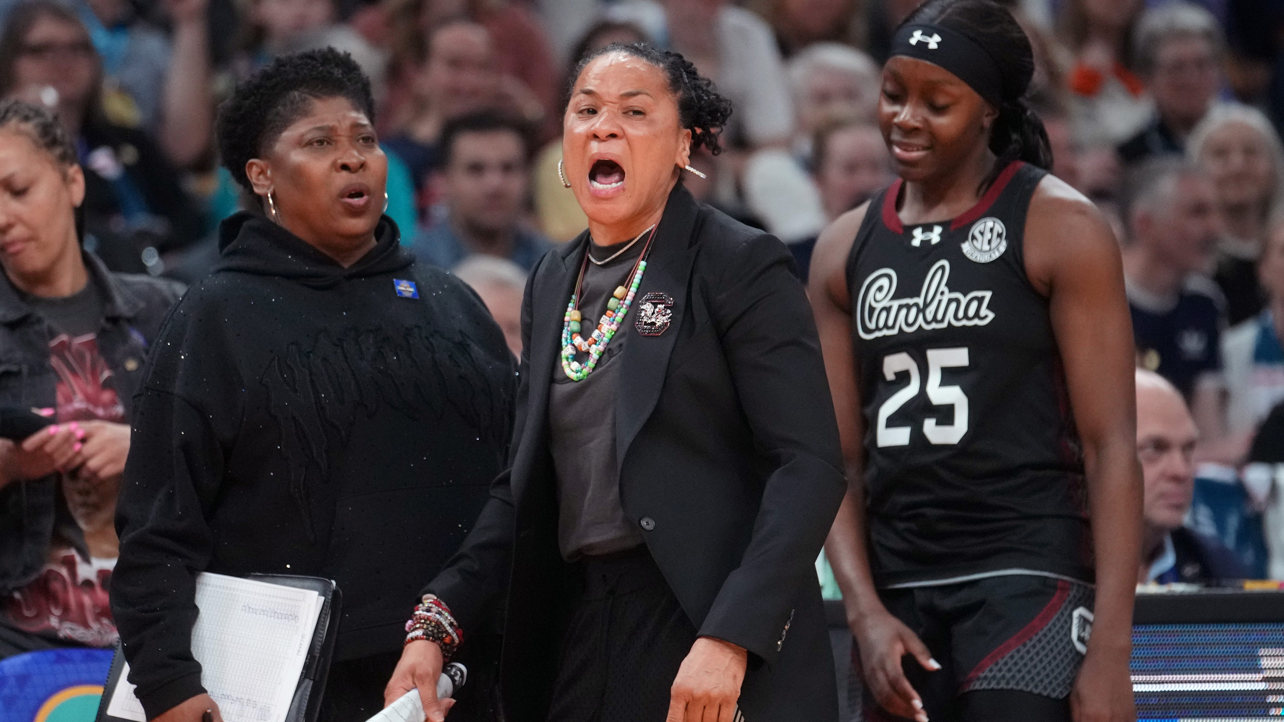 Η Dawn Staley από τη Νότια Καρολίνα είναι ο πιο ακριβοπληρωμένος προπονητής γυναικείου μπάσκετ