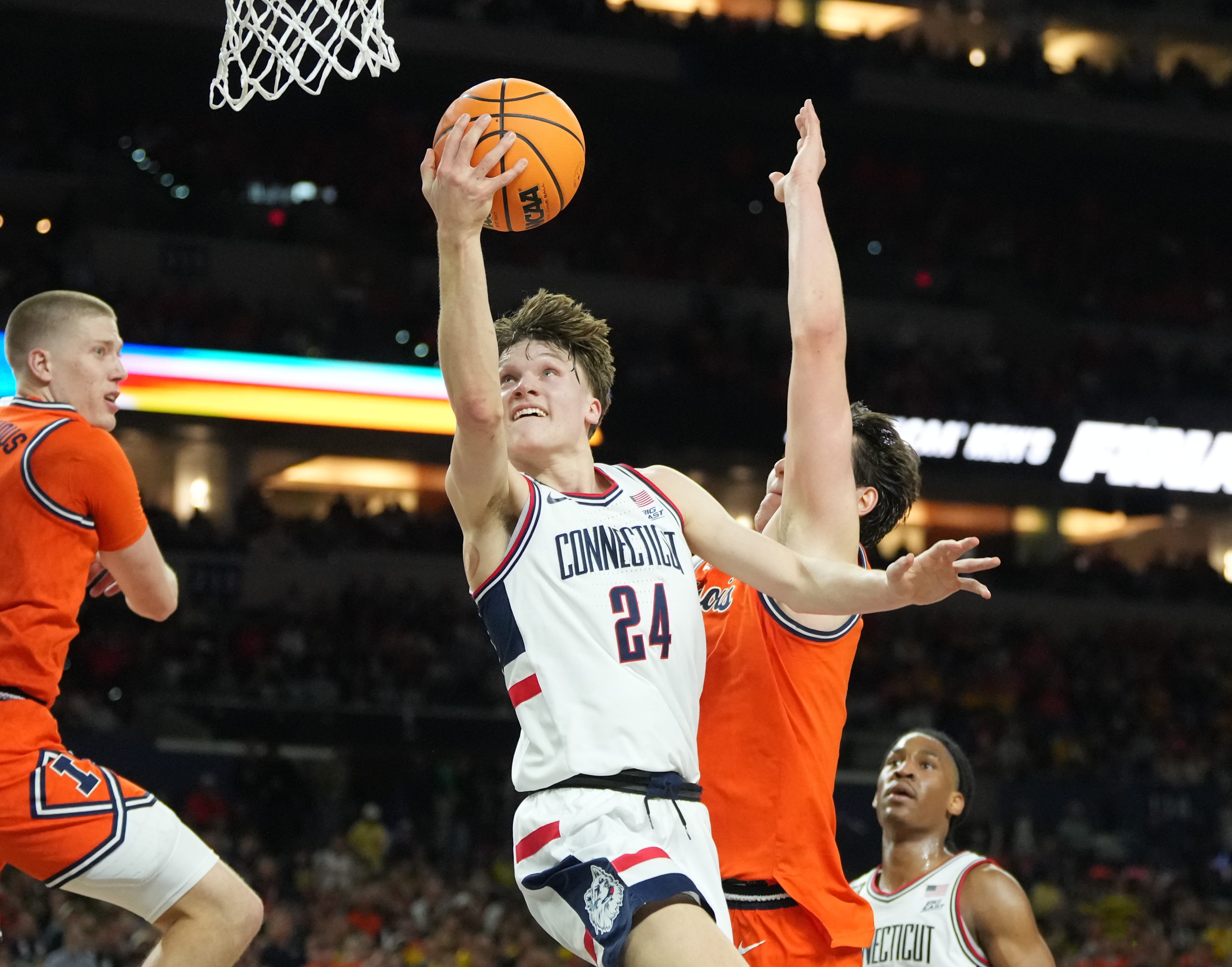 Illinois vs UConn intense gameplay moment