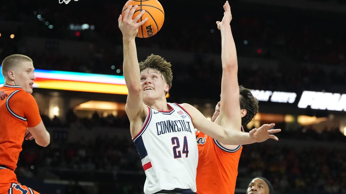 Illinois vs UConn intense gameplay moment