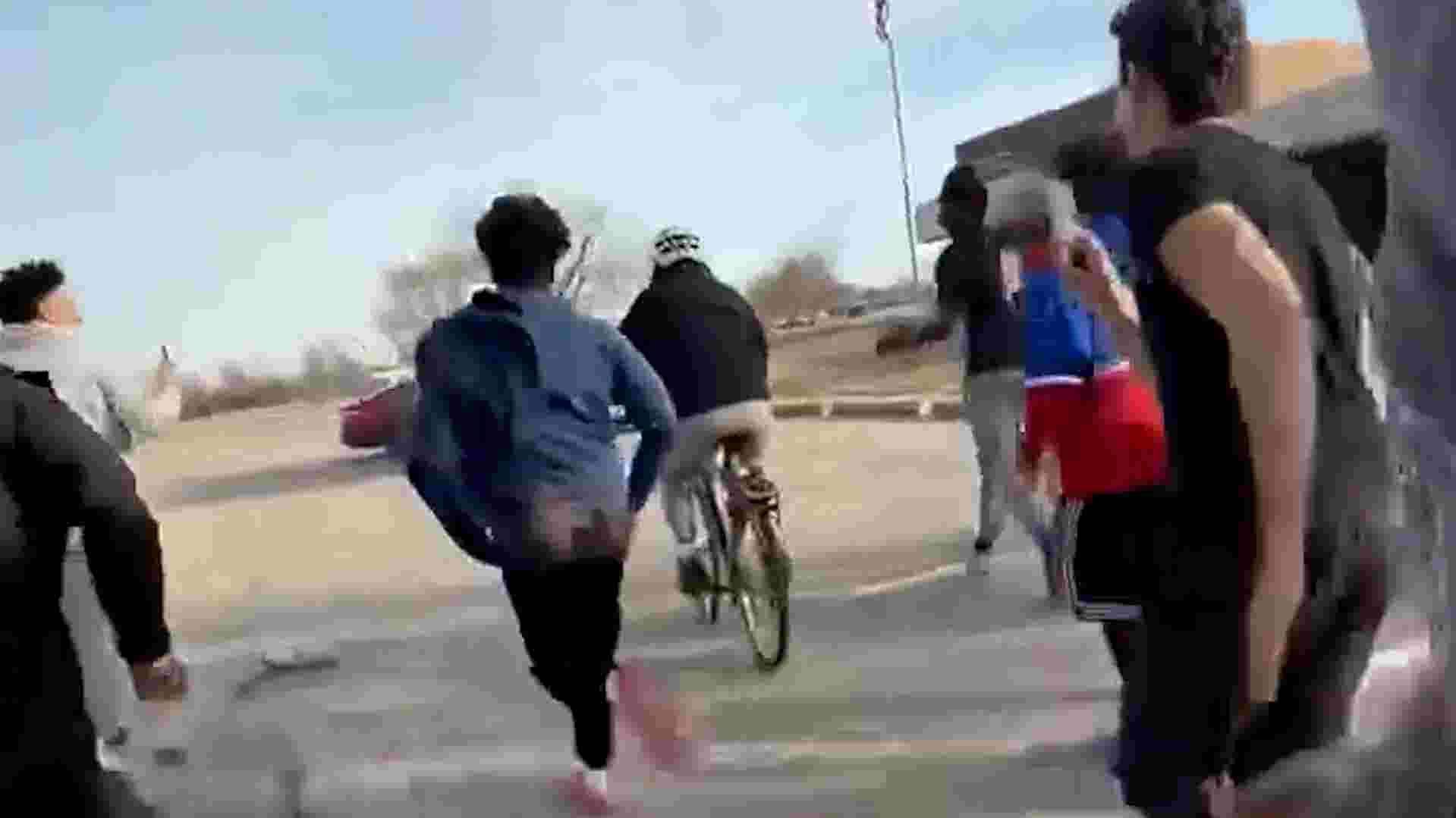 Η ομάδα μπάσκετ του κολεγίου διδάσκει σε συμπαίκτη του να οδηγεί ποδήλατο