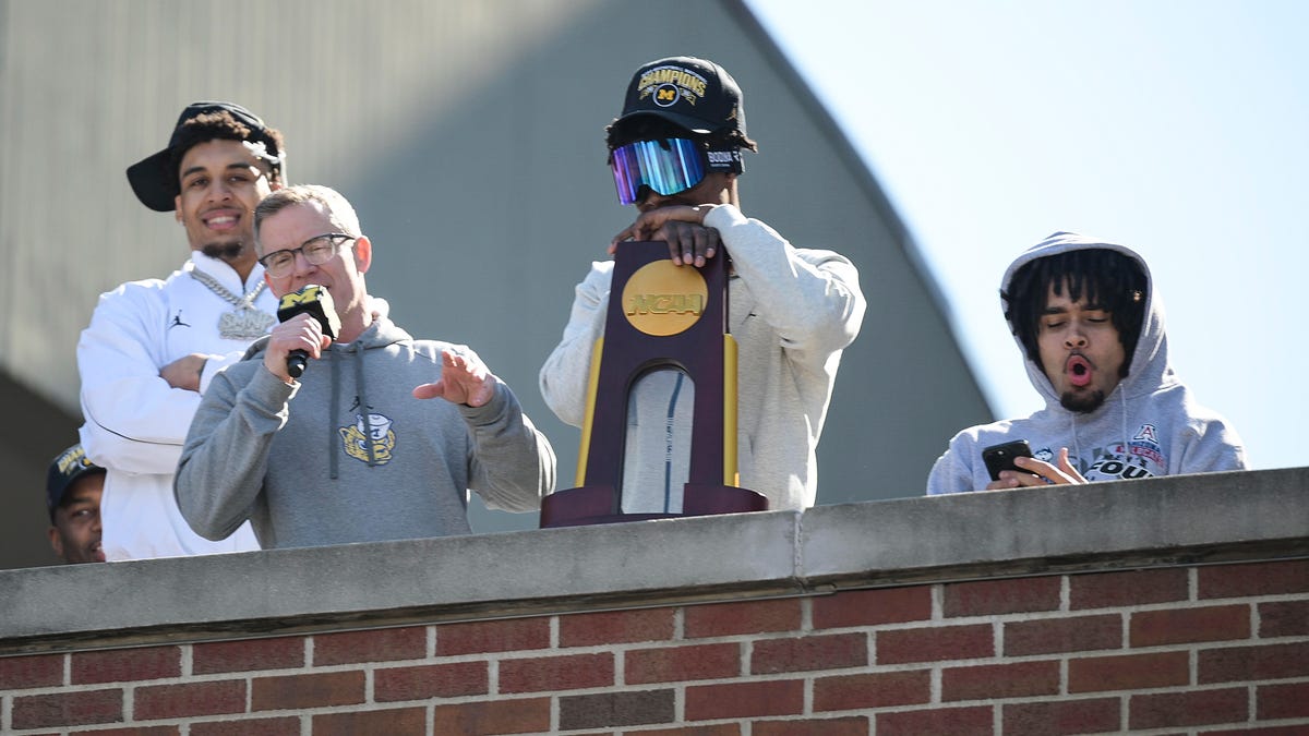 Fans welcoming Michigan team back home