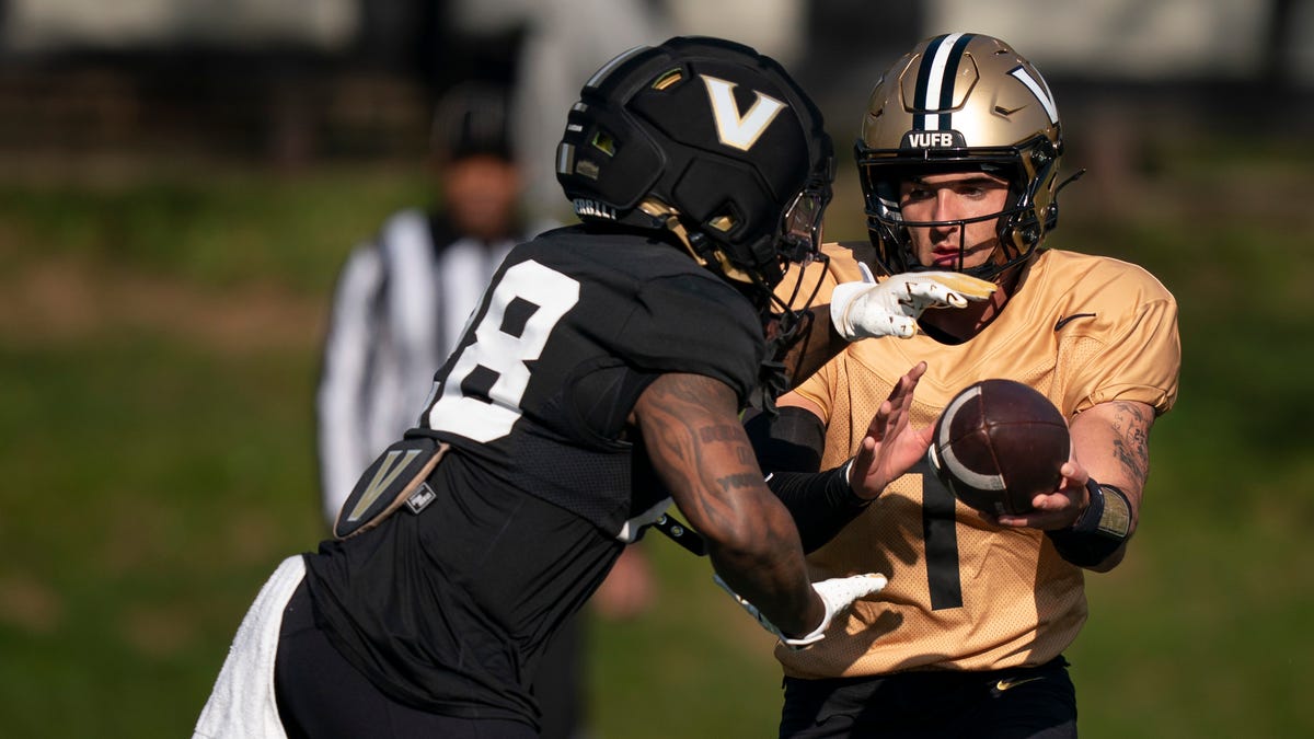 إليك ما يجلس عليه اللاعبون في مباراة الربيع لكرة القدم في فاندربيلت