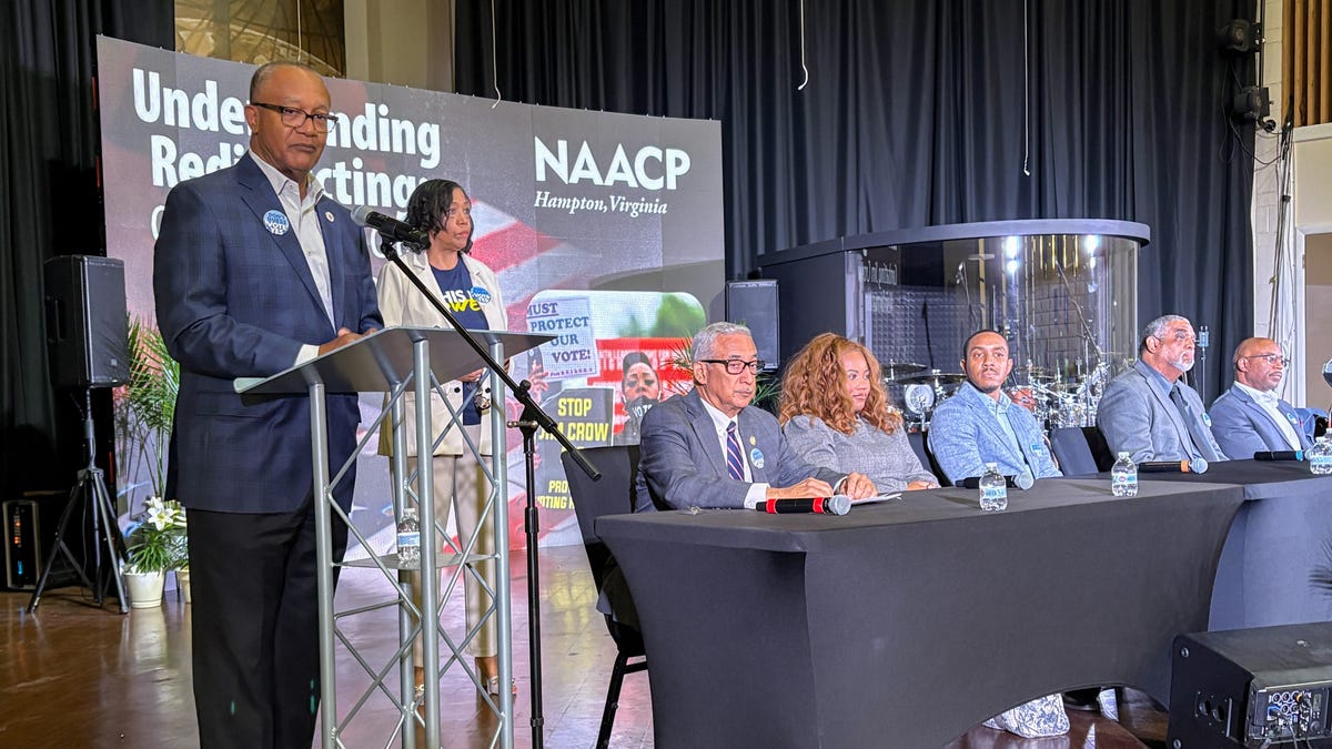 Un grupo alineado con el GOP está utilizando imágenes del Klan para dirigirse a los votantes negros.