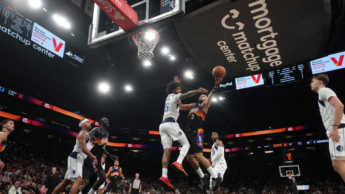 Maluach defending at the rim