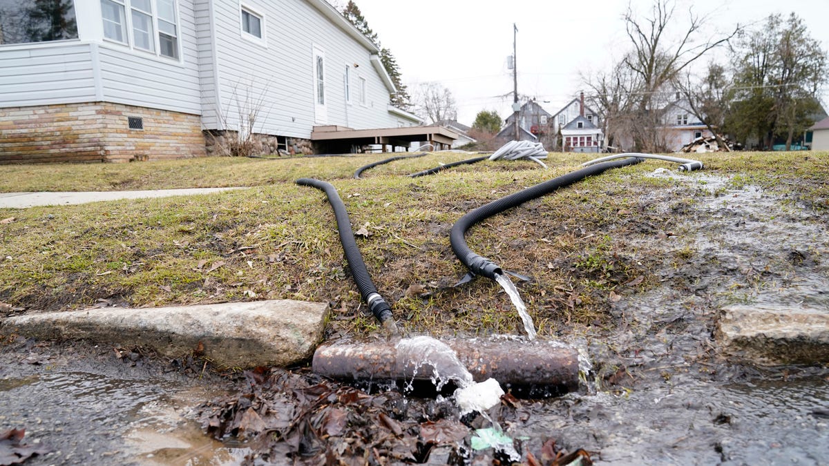 Nearby levee failures force Cheboygan evacuations as dam holds on
