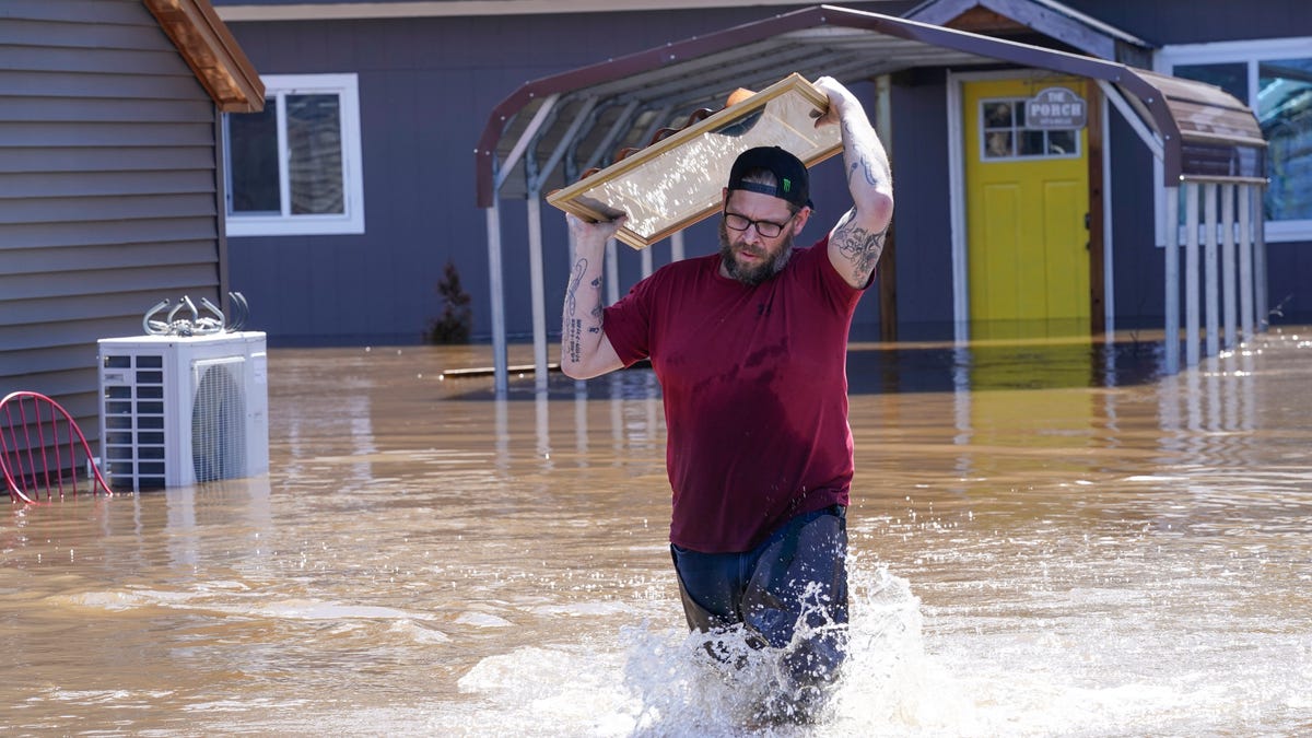 Photos show flooded streets, sandbag lines and evacuations as rivers surge and dams are monitored across Michigan and the Midwest.