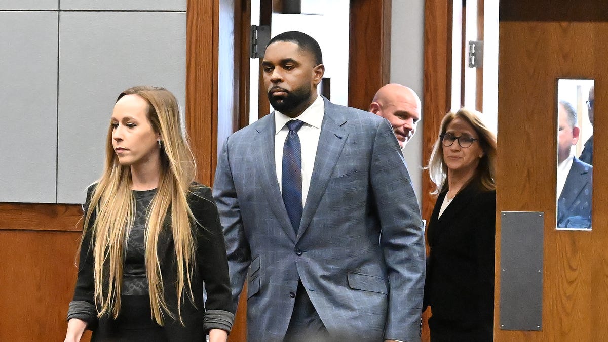 مدرب كرة القدم في ميشيغان شيرون مور يحصل على 18 شهرا، دون عقوبة السجن