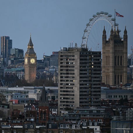 Dusk falls across central London on March 25, 2026.