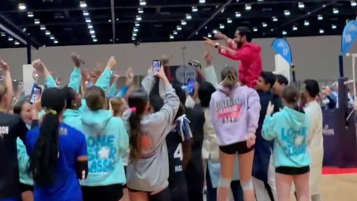 Watch athletes cheer bride and groom after sudden venue change