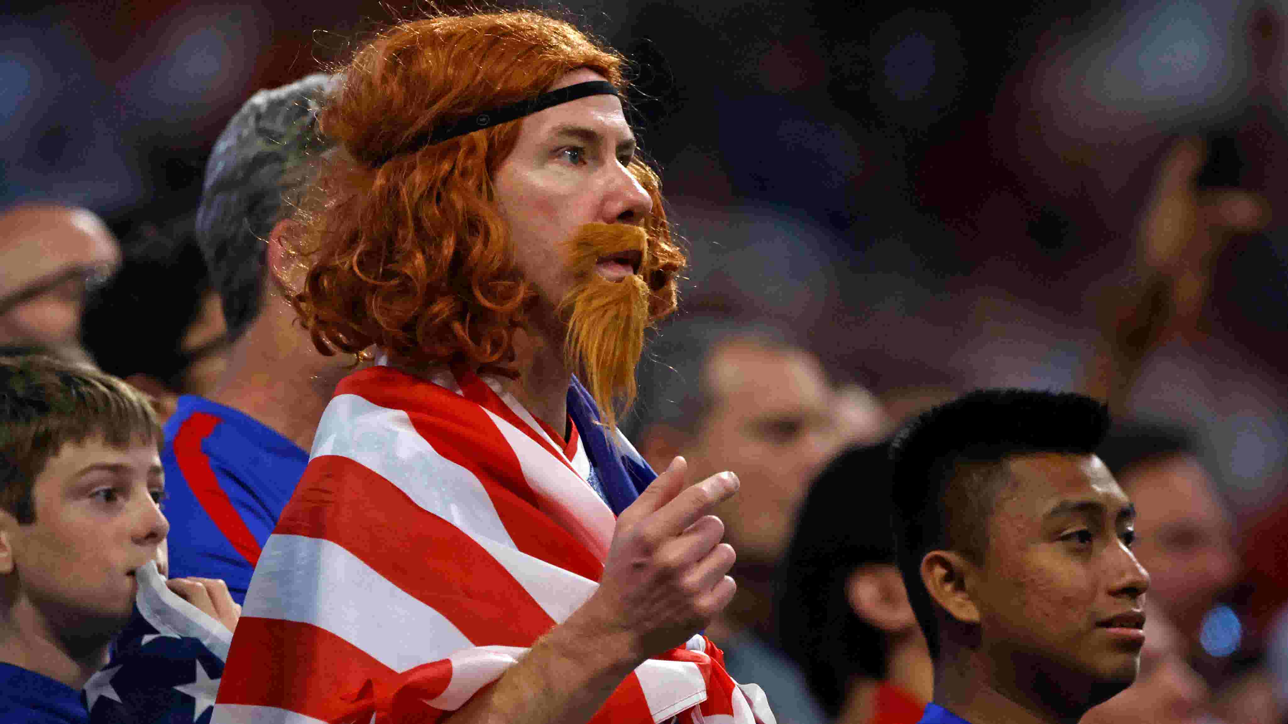 फीफा विश्व कप के प्रशंसकों को परिवहन समस्याओं, टेलगेटिंग संबंधी चिंताओं का सामना करना पड़ रहा है