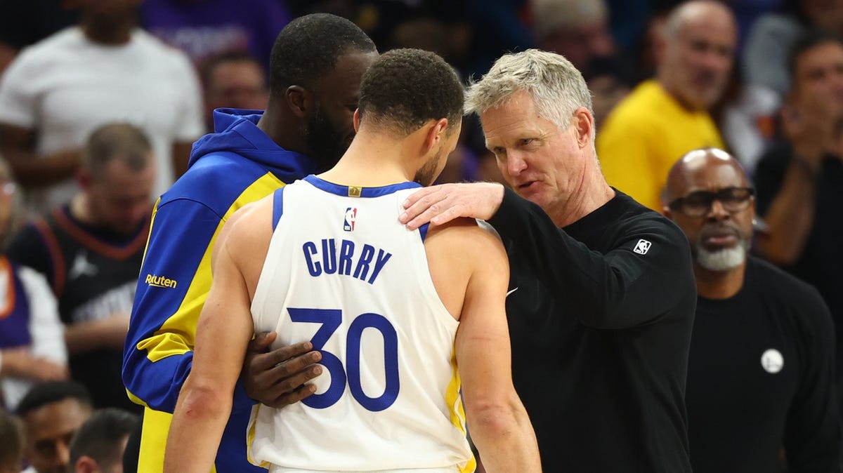 Apr 17, 2026; Phoenix, Arizona, USA; Golden State Warriors guard Stephen Curry (30) with forward Draymond Green and head coach Steve Kerr against the Phoenix Suns during the closing seconds of the play-in rounds of the 2026 NBA Playoffs at Mortgage Matchup Center. Mandatory Credit: Mark J. Rebilas-Imagn Images