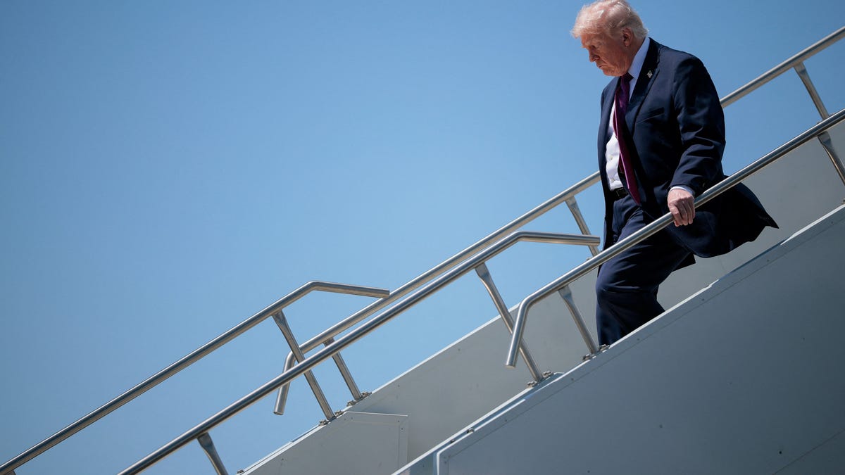 U.S. President Donald Trump disembarks Air Force One, as he arrives at Phoenix Sky Harbor International Airport in Phoenix, Arizona, U.S., April 17, 2026. REUTERS/Evan Vucci