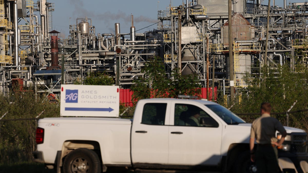 2 dead after chemical leak at West Virginia silver recovery business