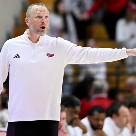 Mar 1, 2026; Bloomington, Indiana, USA; Indiana Hoosiers head coach Darian DeVries instructs his team against the Michigan State Spartans during the second half at Simon Skjodt Assembly Hall. Mandatory Credit: Robert Goddin-Imagn Images