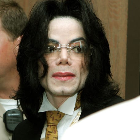 SANTA MARIA, CA - JUNE 3: Michael Jackson arrives at the Sana Barbara County Courthouse for the second day of closing arguments in his child molestation trial June 3, 2005 in Santa Maria, California. Jackson is charged in a 10-count indictment with molesting a boy, plying him with liquor and conspiring to commit child abduction, false imprisonment and extortion. The jury is expected to begin deliberations on the case later today. (Photo by Justin Sullivan/Getty Images)