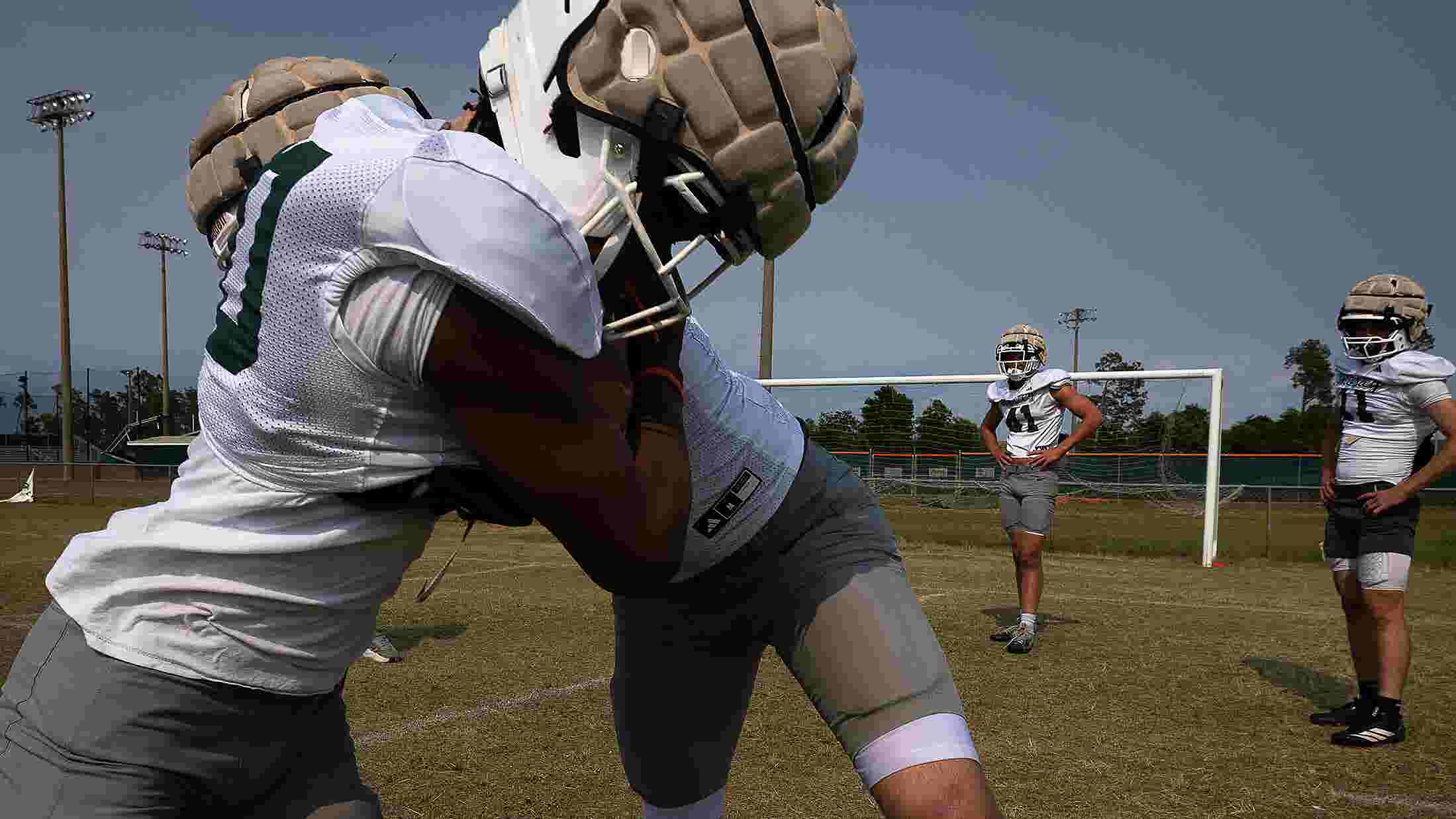 يقوم مدرب موسلي لكرة القدم بمعاينة مباراة الربيع وأهداف الموسم