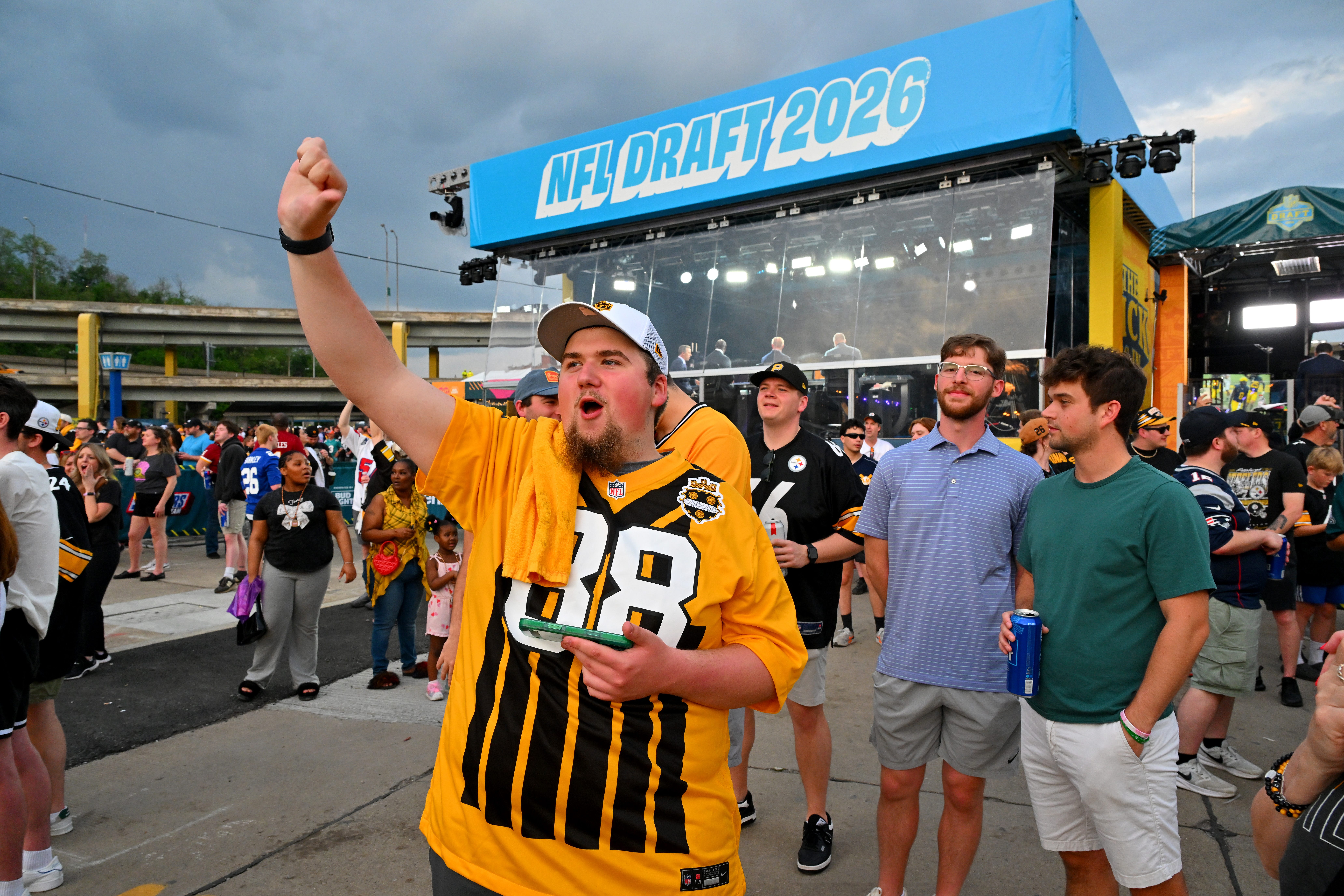 The 2026 NFL Draft continued on with its second day, and USA TODAY Sports handed out instant grades for every pick in Rounds 2 and 3.