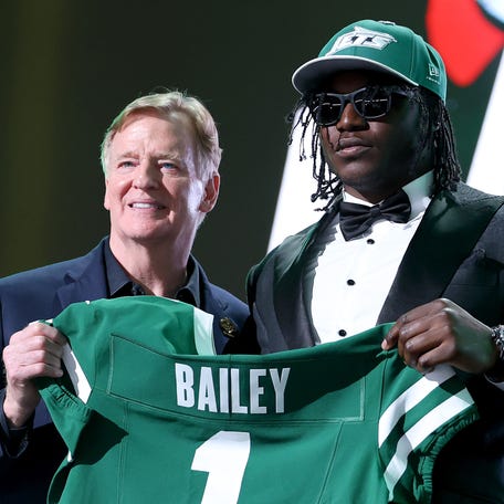 PITTSBURGH, PENNSYLVANIA - APRIL 23: David Bailey (R) of Texas Tech poses with NFL Commissioner Roger Goodell (L) after being selected second overall pick by the New York Jets during Round One of the 2026 NFL Draft at Acrisure Stadium on April 23, 2026 in Pittsburgh, Pennsylvania. (Photo by Emilee Chinn/Getty Images)