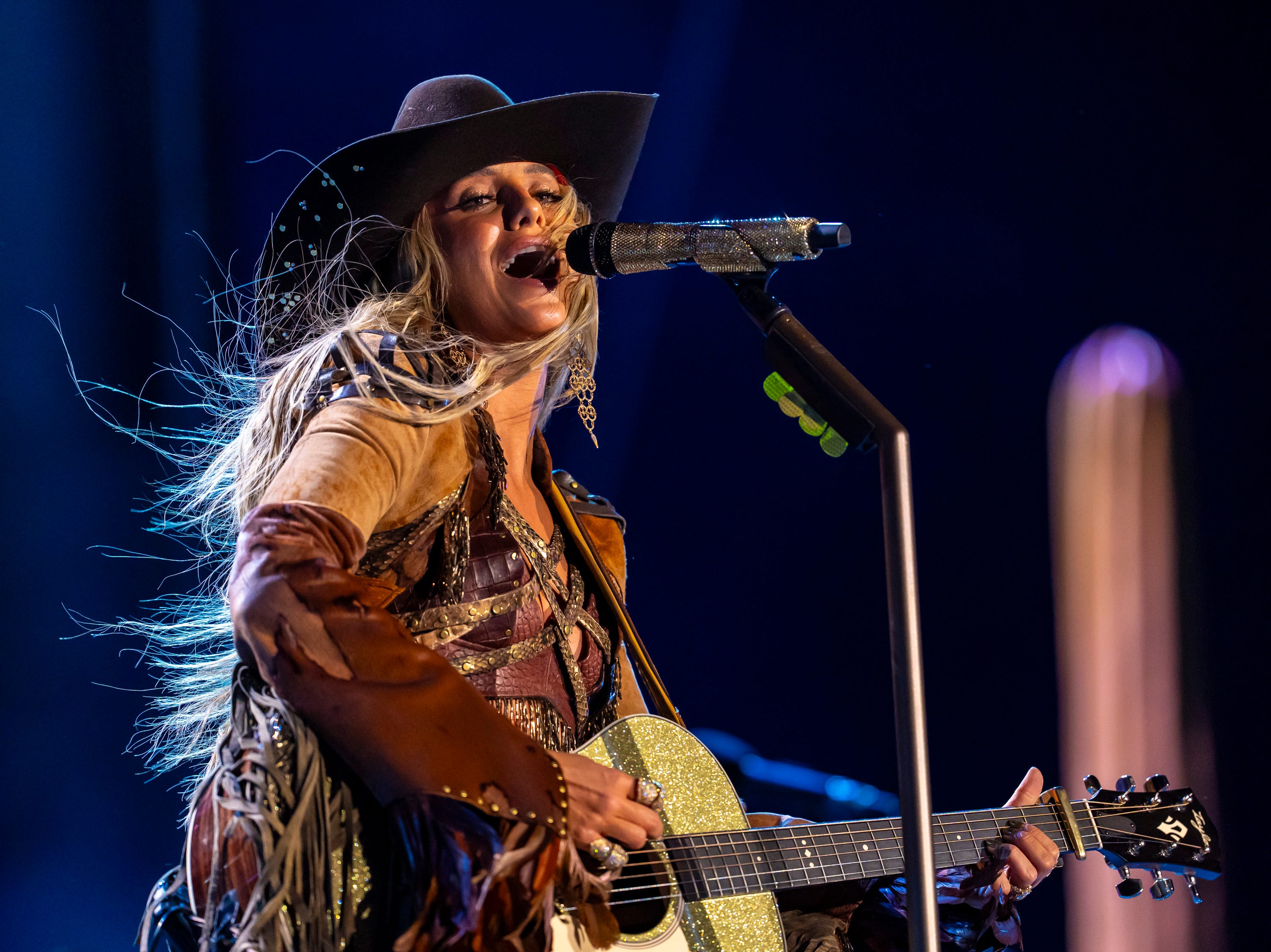 After an hour's delay for high winds, Stagecoach headliner Lainey Wilson performed a 19-song, 90-minute set at the country music festival.