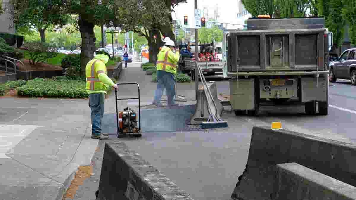 На видео показаны последние новости об ограждении федерального здания в Юджине, штат Орегон.