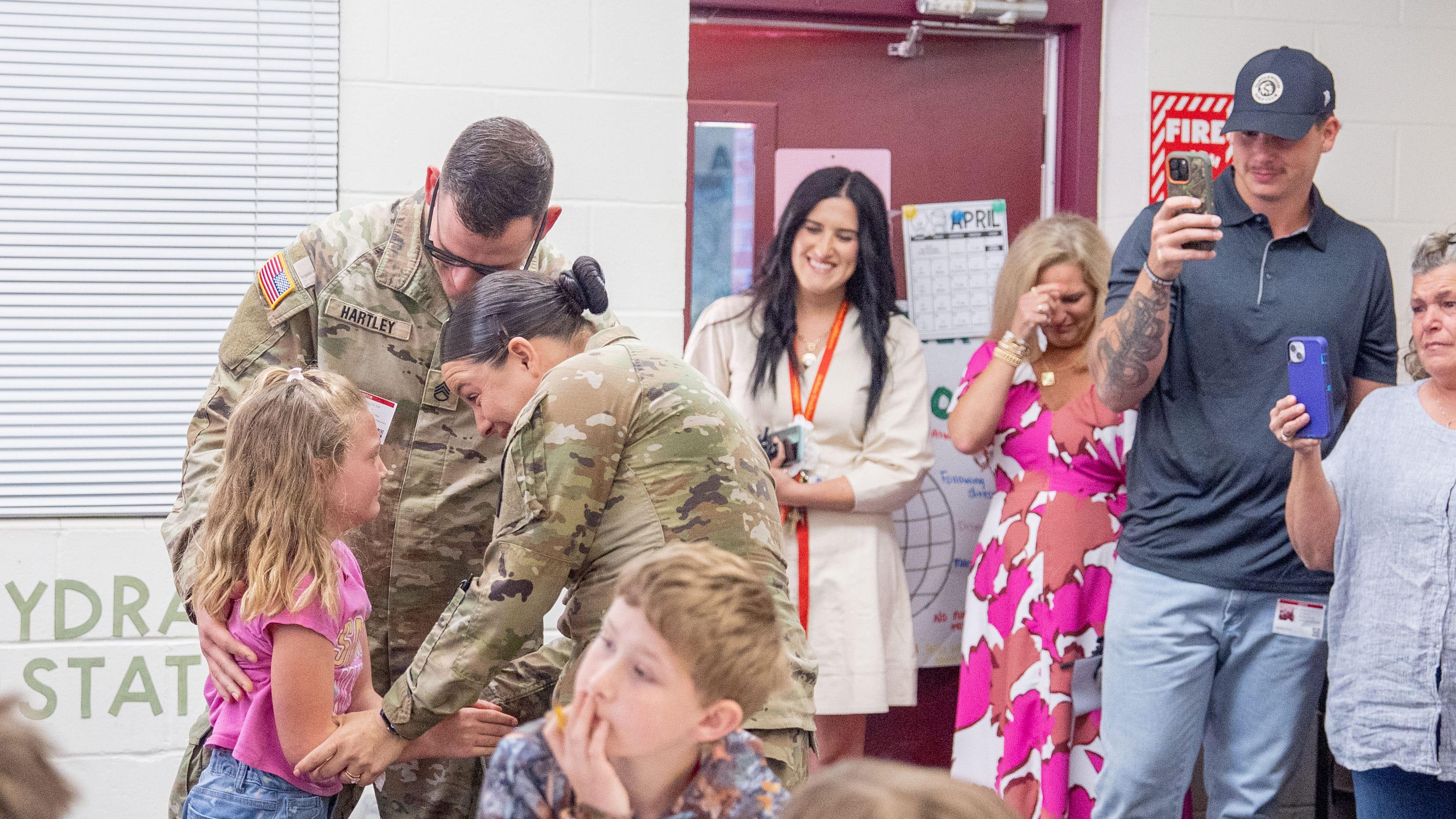 Tia militar surpreende sobrinha na escola após 311 dias
