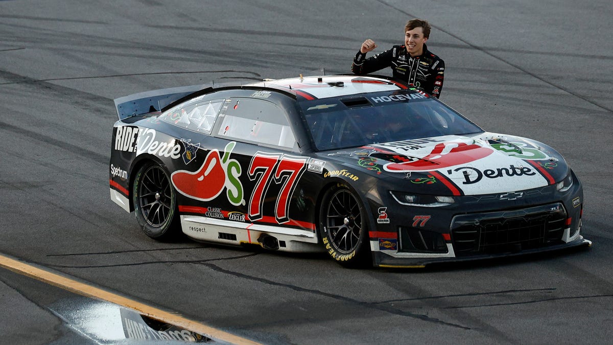 Carson Hocevar, piloto de NASCAR, celebra el agotamiento de Talladega a medio camino del auto