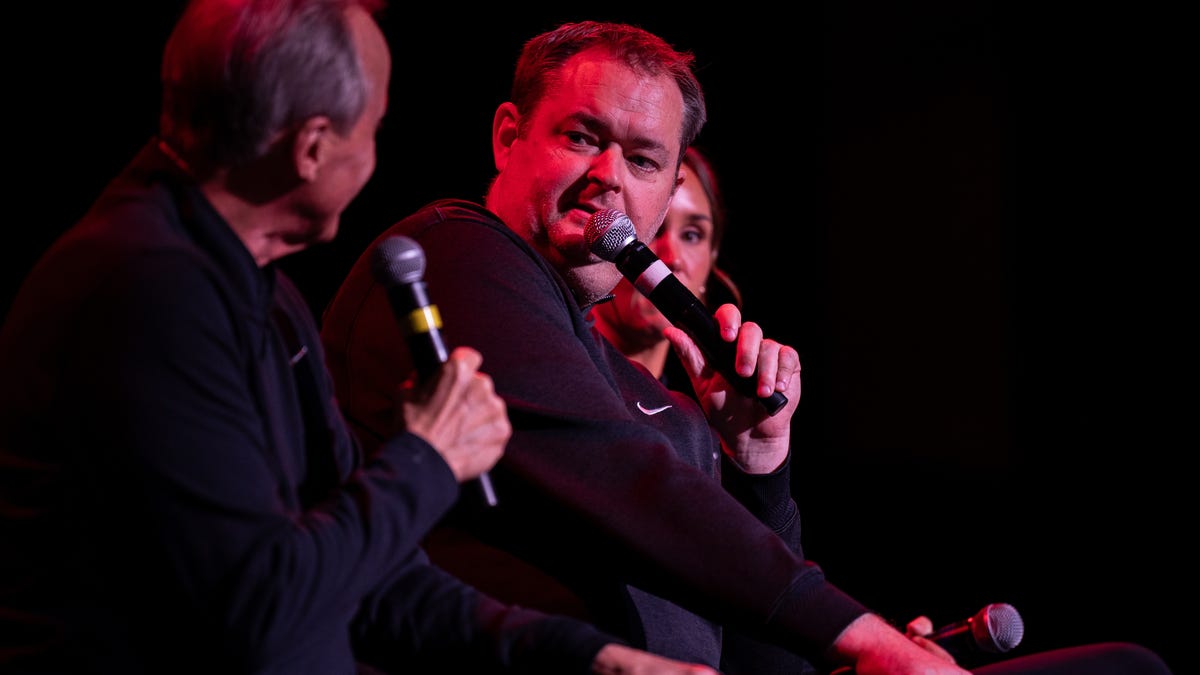 لاعب كرة القدم في ولاية تينيسي، جوش هيوبيل، يعلق على مسودة الدوري الوطني لكرة القدم الأمريكية لجيرمود مكوي