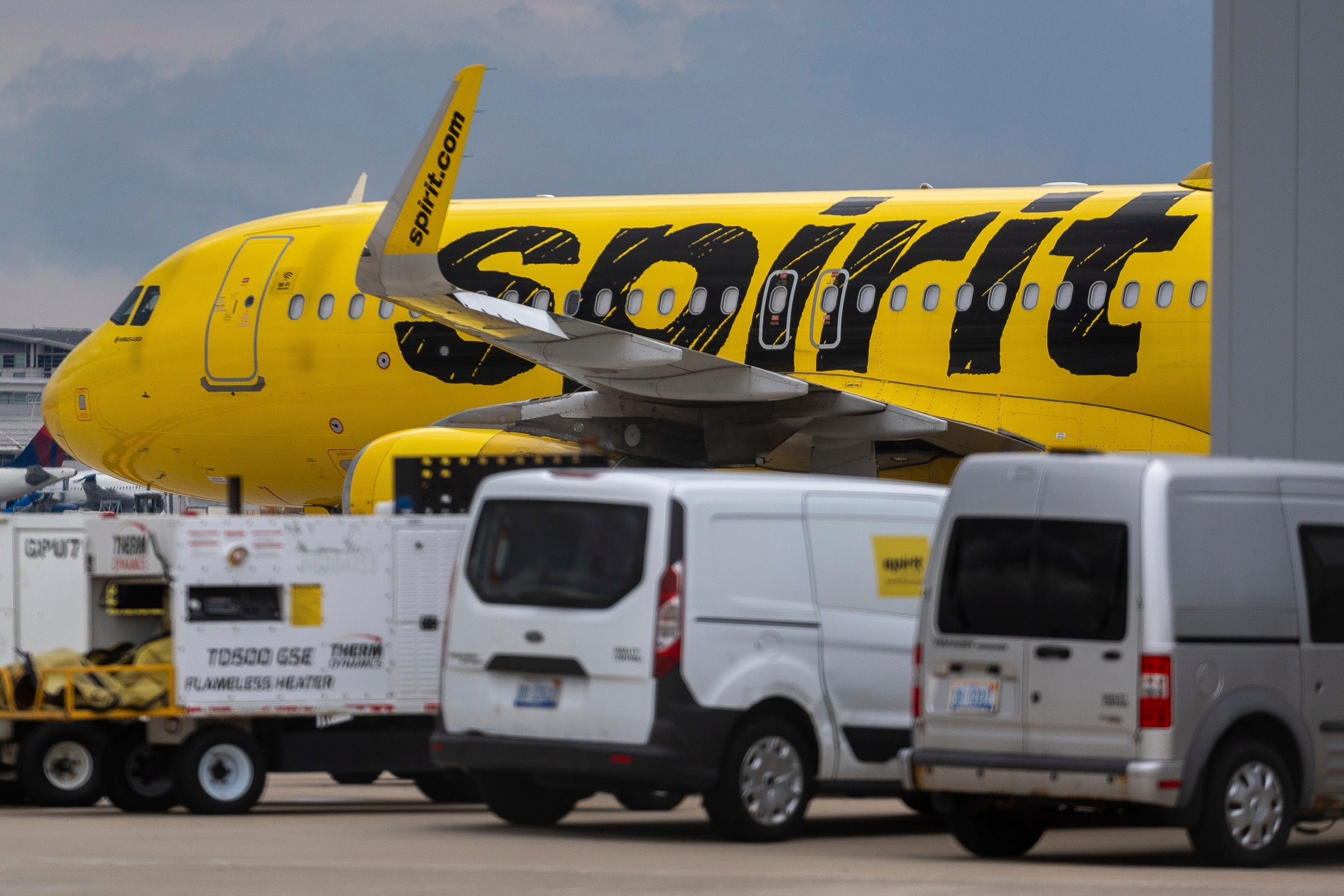 Spirit Airlines collapses, leaving passengers stranded