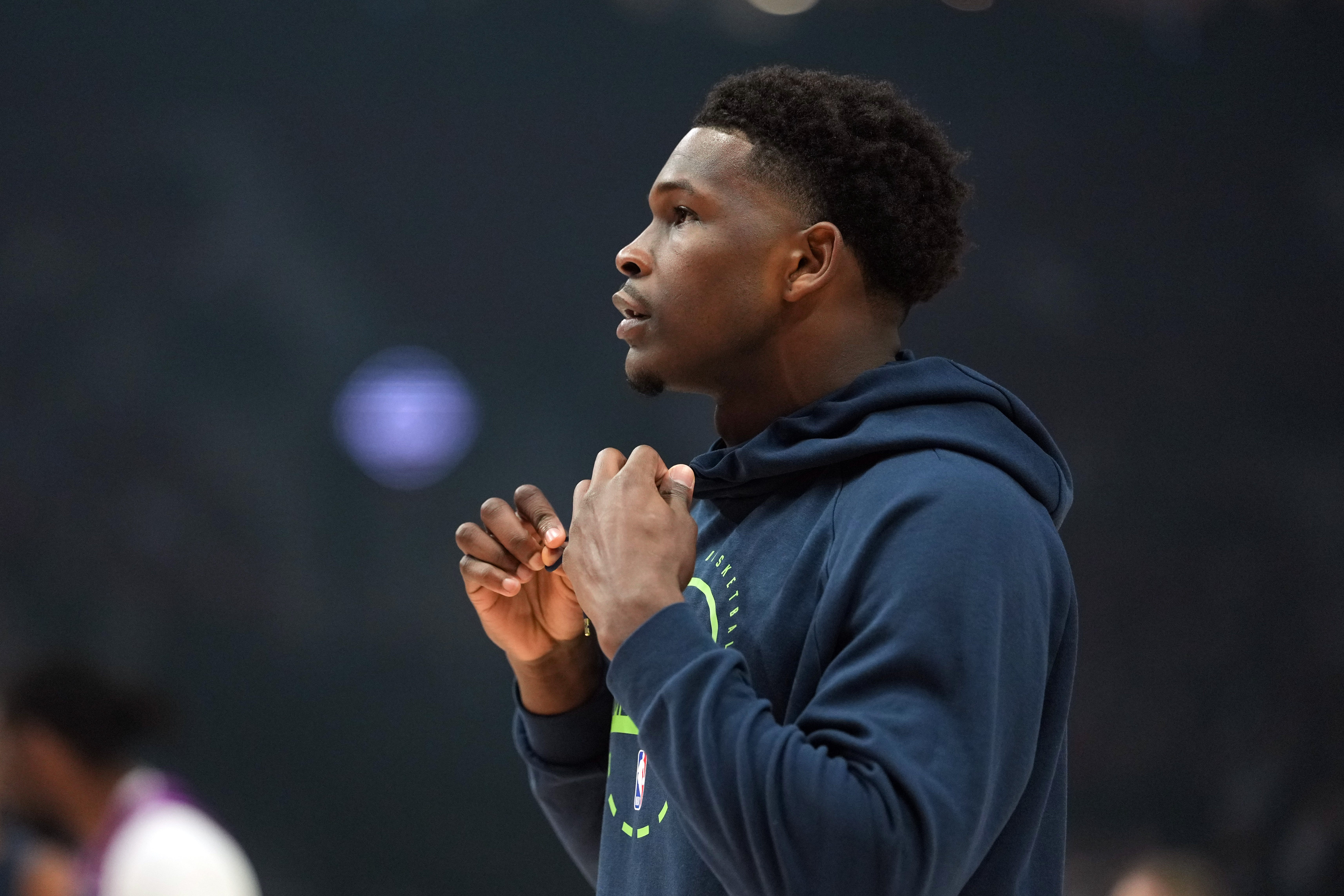 Anthony Edwards shot free throws at the end of a practice session on Saturday, but remains week-to-week with knee injury.
