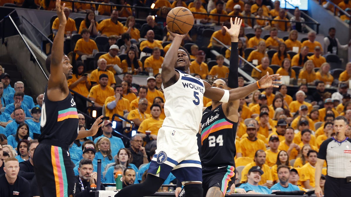 Castle Scores 17 in Spurs' 104-102 Game 1 Loss, Extends Six-Game 15‑Point Streak
