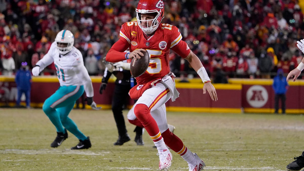 Chiefs’ Patrick Mahomes has helmet shattered during playoff game vs. Miami
